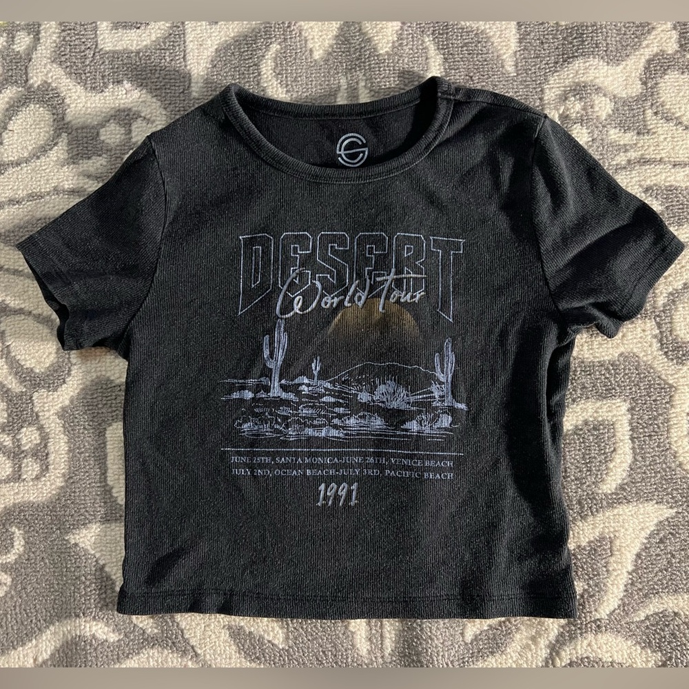 Size M Social Culture Desert World Tour Crop Top Tee